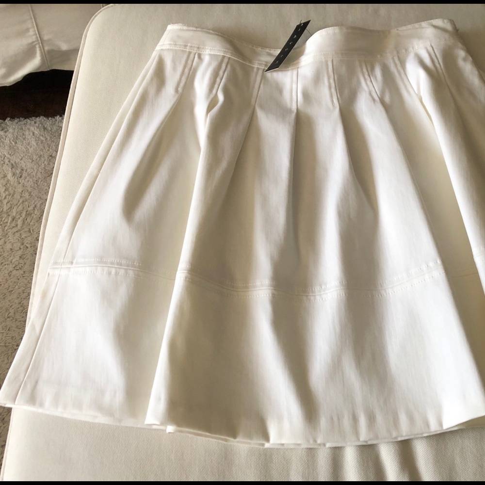 Theory Pleated White Skirt Sz 8. NWT